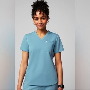 Fabletics Vital 1-Pocket Scrub Top in Wave